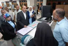 محافظ أسيوط يسلم